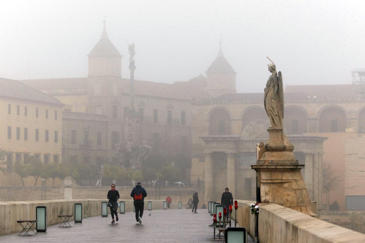 La niebla reina en Córdoba