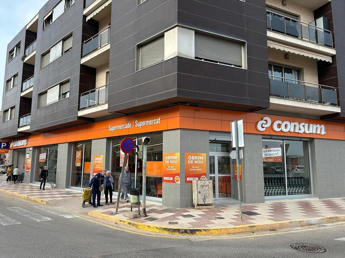 El centro Consum de Algemesí vuelve a abrir tras la dana.