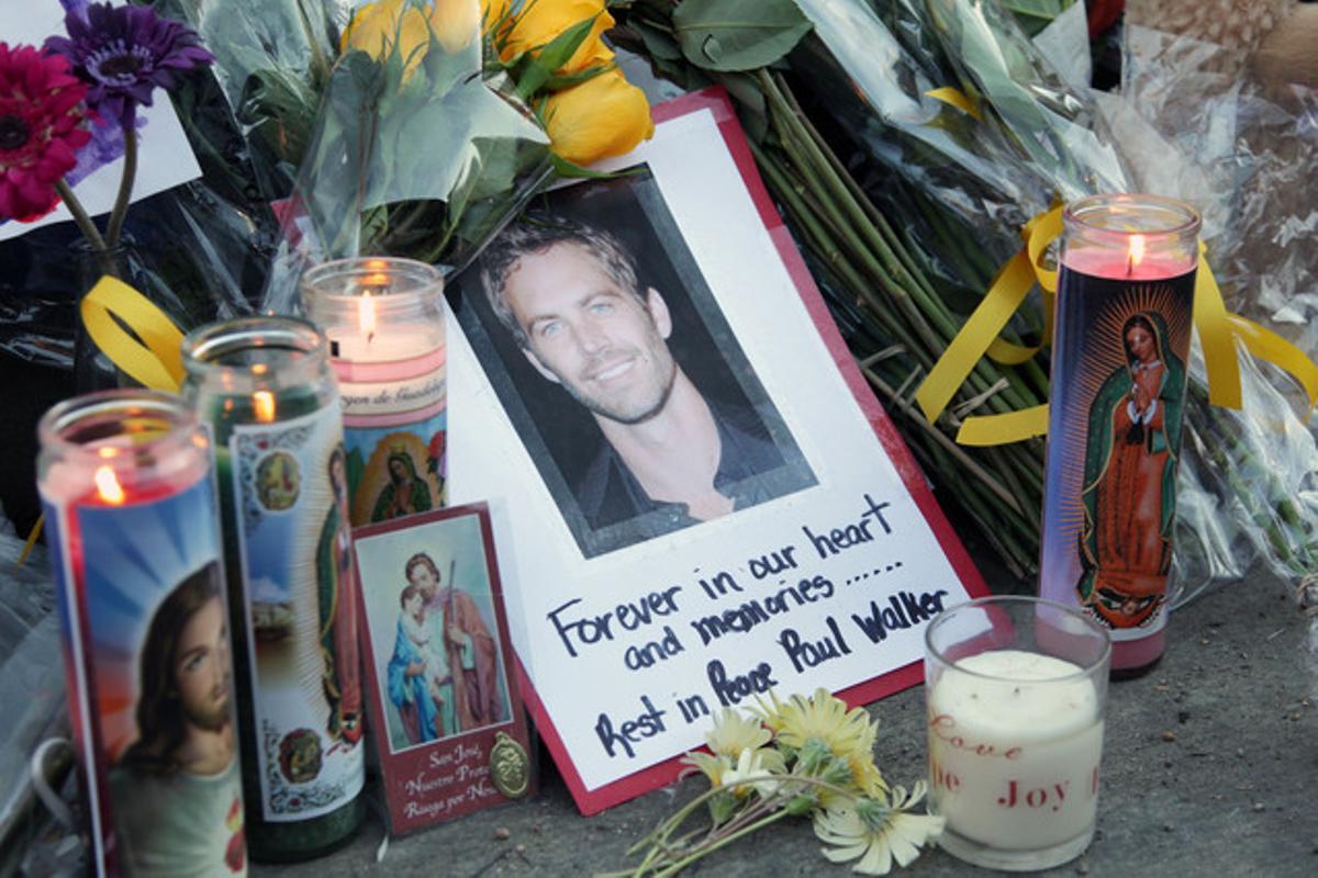 Espelmes en record de Paul Walker. Espelmes en record de Paul Walker.