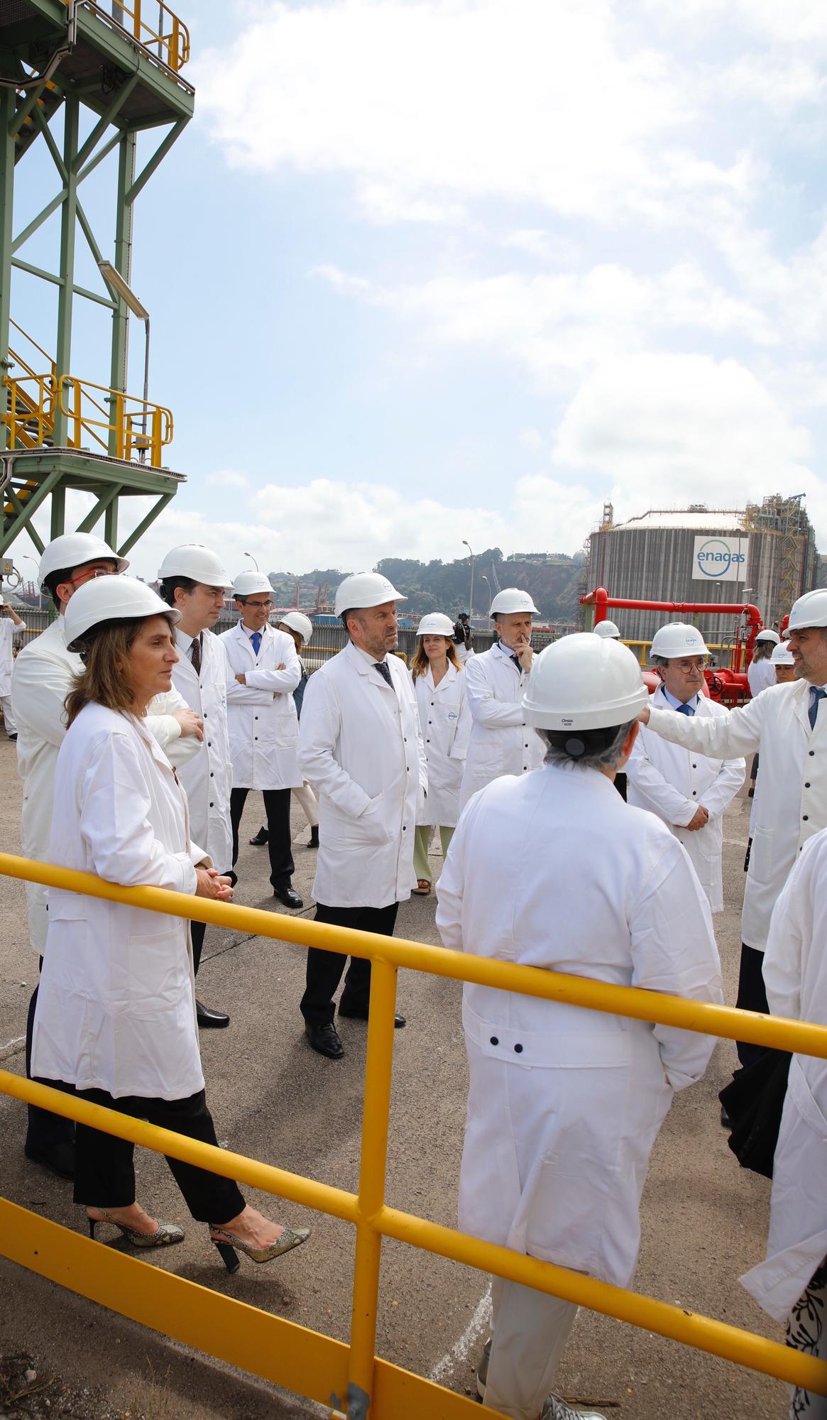 Teresa Ribera visita la planta regasificadora de El Musel