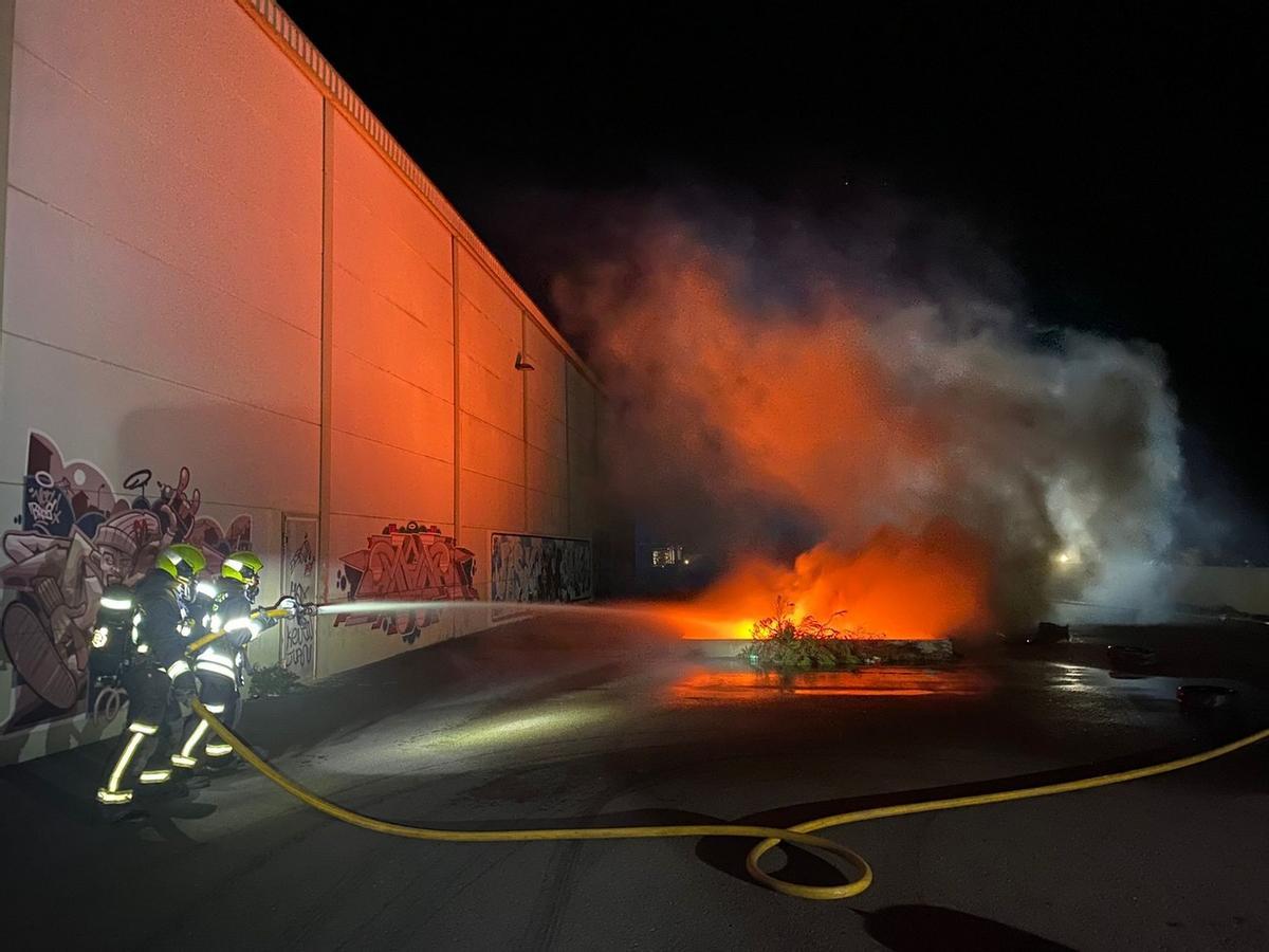 Incendian una montaña de neumáticos junto una nave industrial en Agüimes.