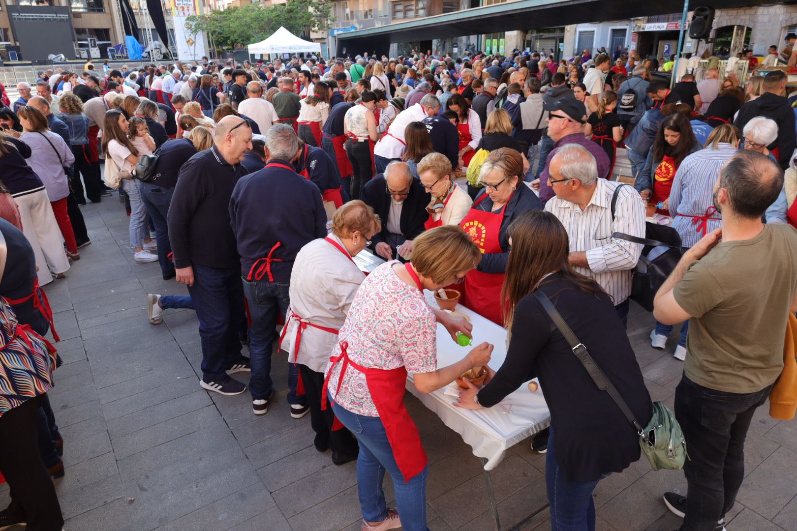 FOTOGALERÍA I Las imágenes de la Nit de la Xulla y del encuentro de elaboración de allioli de las fiestas de Vila-real