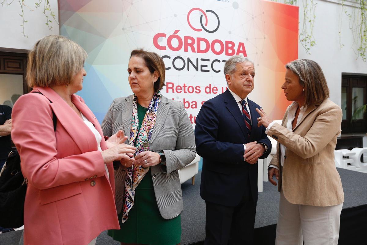 Marina Borrego, Blanca Torrent, Salvador Fuentes e Isabel Albás, antes de la intervención.