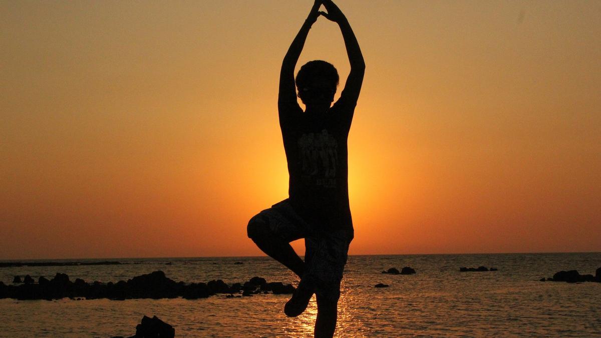 Practicar yoga en la playa es muy beneficioso para el cuerpo y la mente.