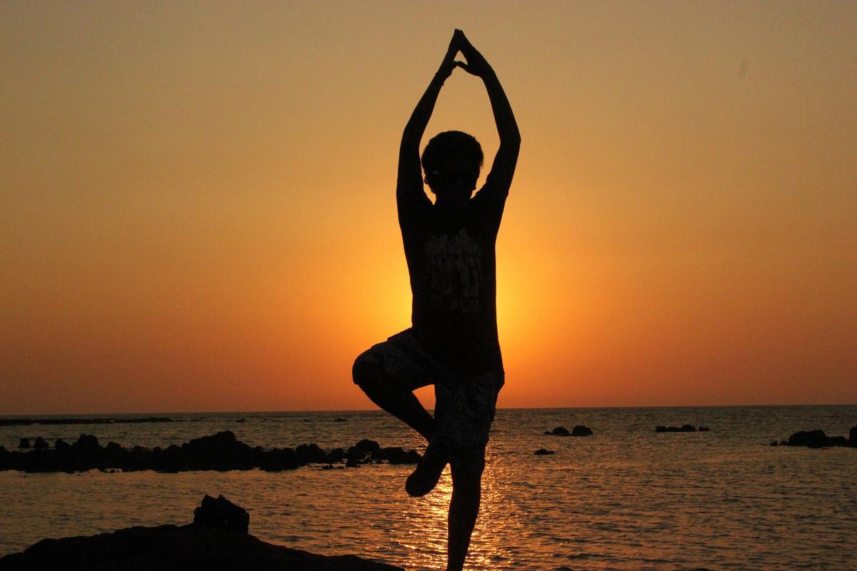 Practicar yoga en la playa es muy beneficioso para el cuerpo y la mente.