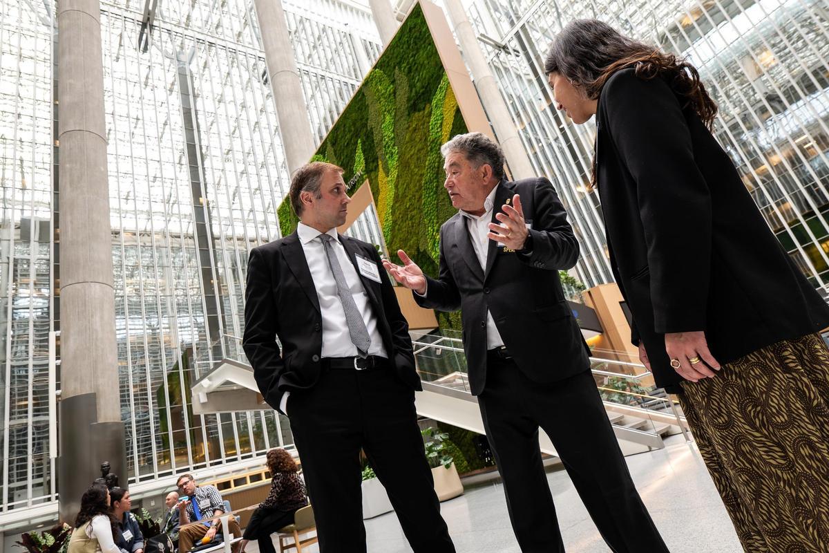 Lores (centro) en su visita de ayer al Banco Mundial.