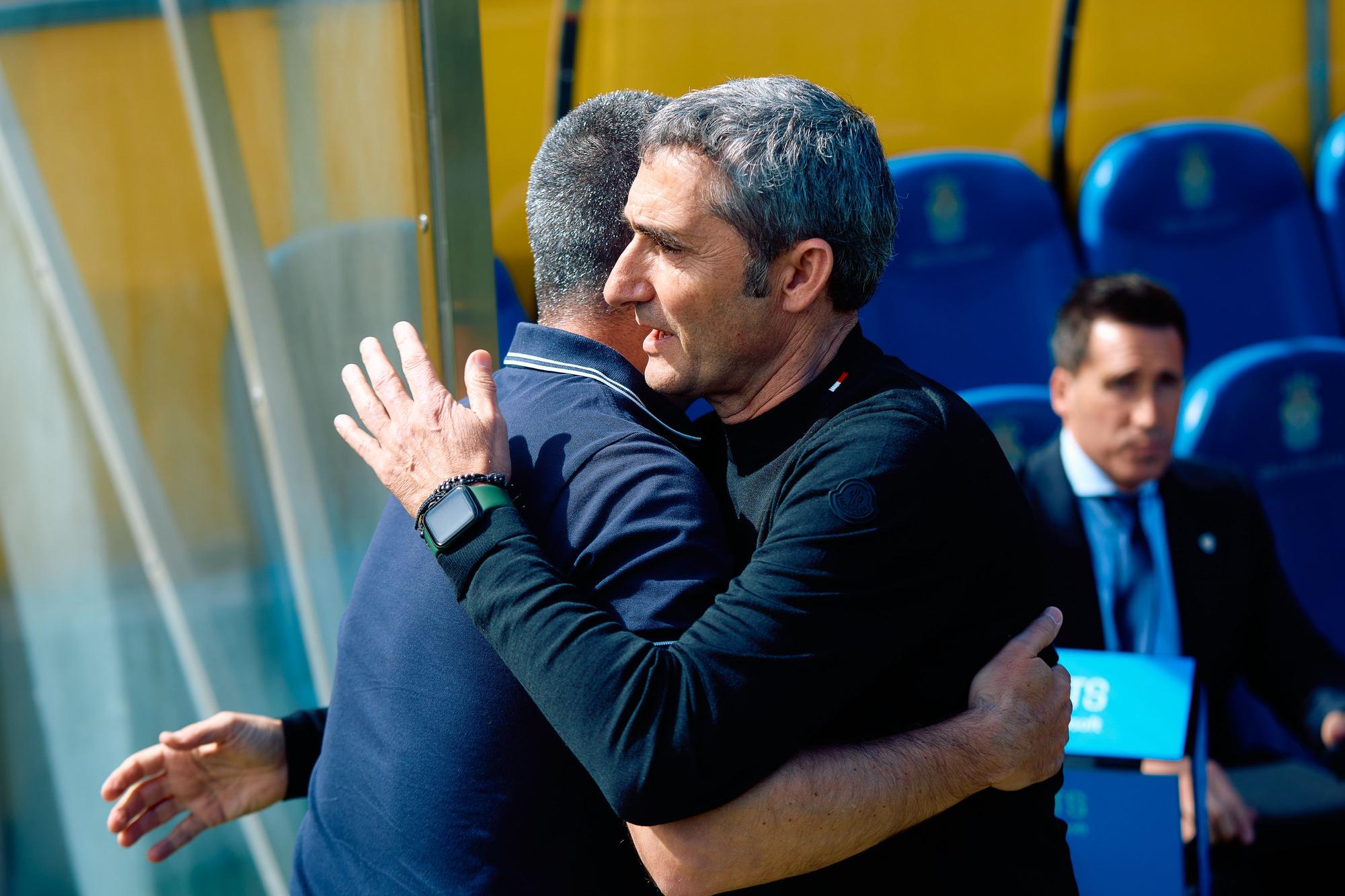 Ernesto Valverde, head coach of Athletic Club saludates to Xavi Garcia Pimienta, head coach of UD Las Palmas during the Spanish league, La Liga EA Sports, football match played between UD Las Palmas and Athletic Club at Estadio Gran Canaria on March 10, 2024, in Las Palmas de Gran Canaria, Spain. AFP7 10/03/2024 ONLY FOR USE IN SPAIN / Gabriel Jimenez / AFP7 / Europa Press;2024;SOCCER;Sport;ZSOCCER;ZSPORT;UD Las Palmas v Athletic Club - La Liga EA Sports;