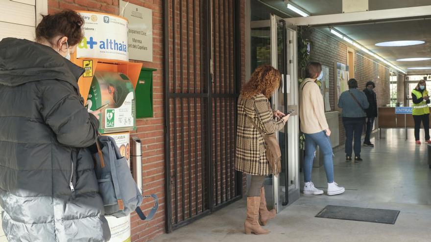 Cua per fer-se un test PCR al casal cívic Font dels Capellans de Manresa