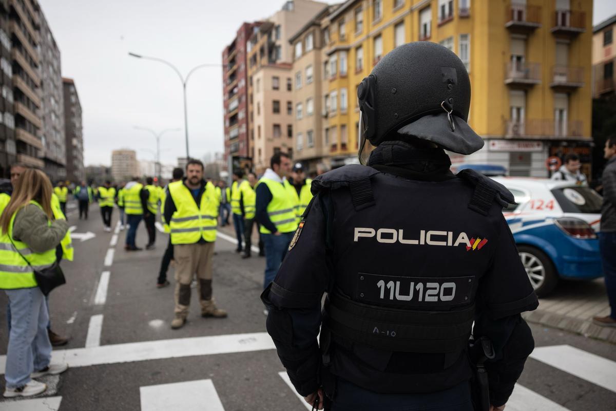 En imágenes | Los protestas agrícolas vuelven a las puertas de La Aljafería