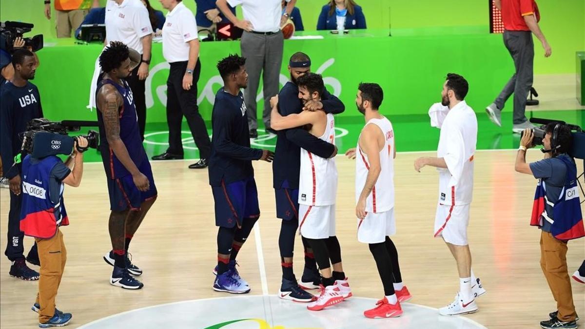 El pívot estadounidense Demarcus Cousins abraza a Ricky Rubio a la conclusión de la semifinal del baloncesto