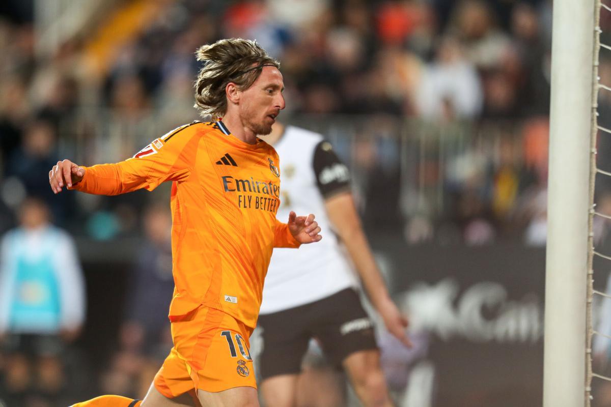 Luka Modric, jugador del Real Madrid, tras anotar un gol frente al Valencia en Liga.