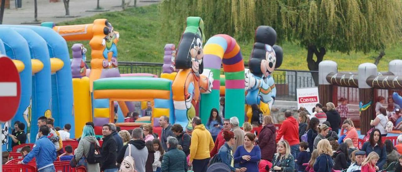 Castillos hinchables en una imagen de archivo de una fiesta en el concejo de Corvera.