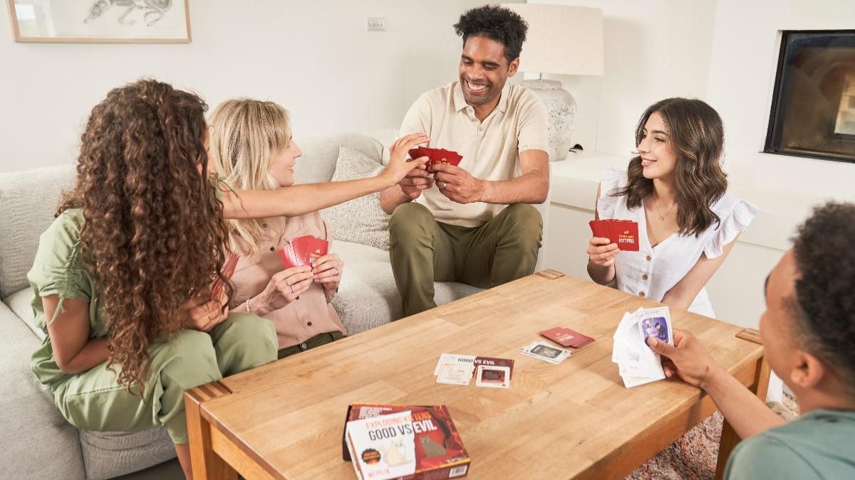 El juego de mesa 'Exploding Kittens' celebra su X aniversario con más de 50 millones de unidades vendidas.