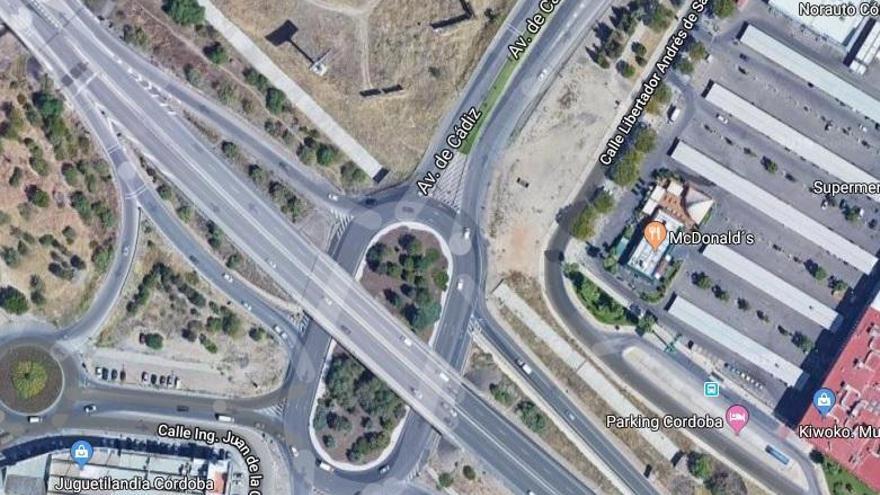 Vuelca un coche en la rotonda de entrada a la Torrecilla, bajo el puente de Andalucía