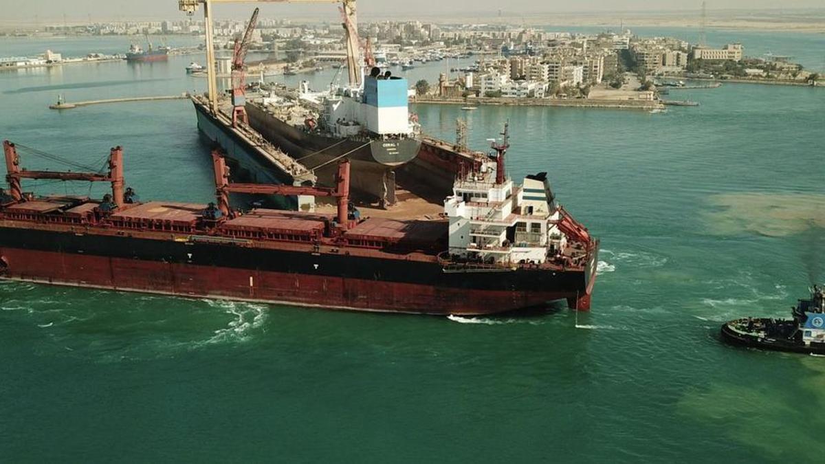 El ‘Zografia’, uno de los buques atacados por los hutíes, durante sus reparaciones la pasada semana en Suez.