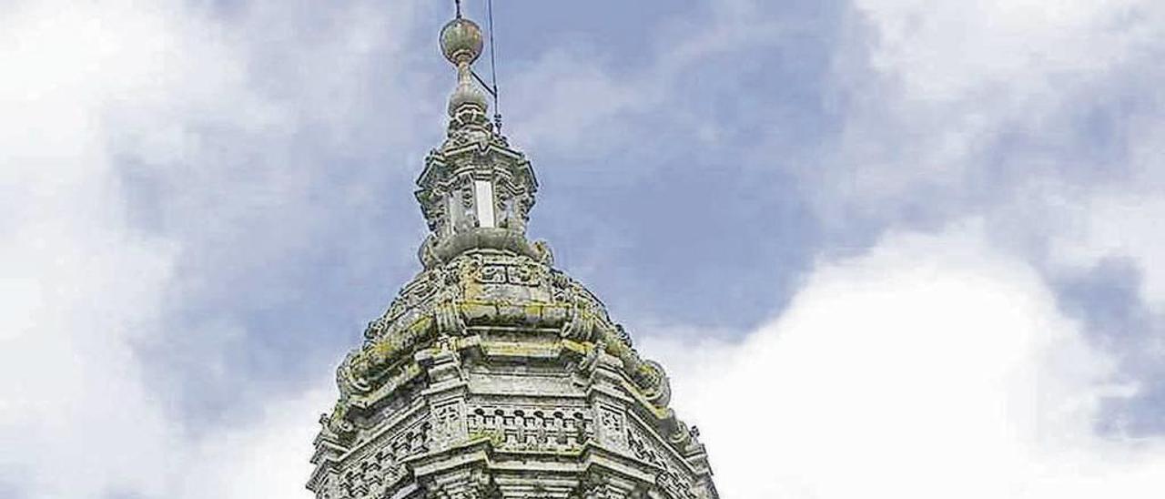 Vista da Torre do Reloxo (1676-1680) da catedral de Santiago.