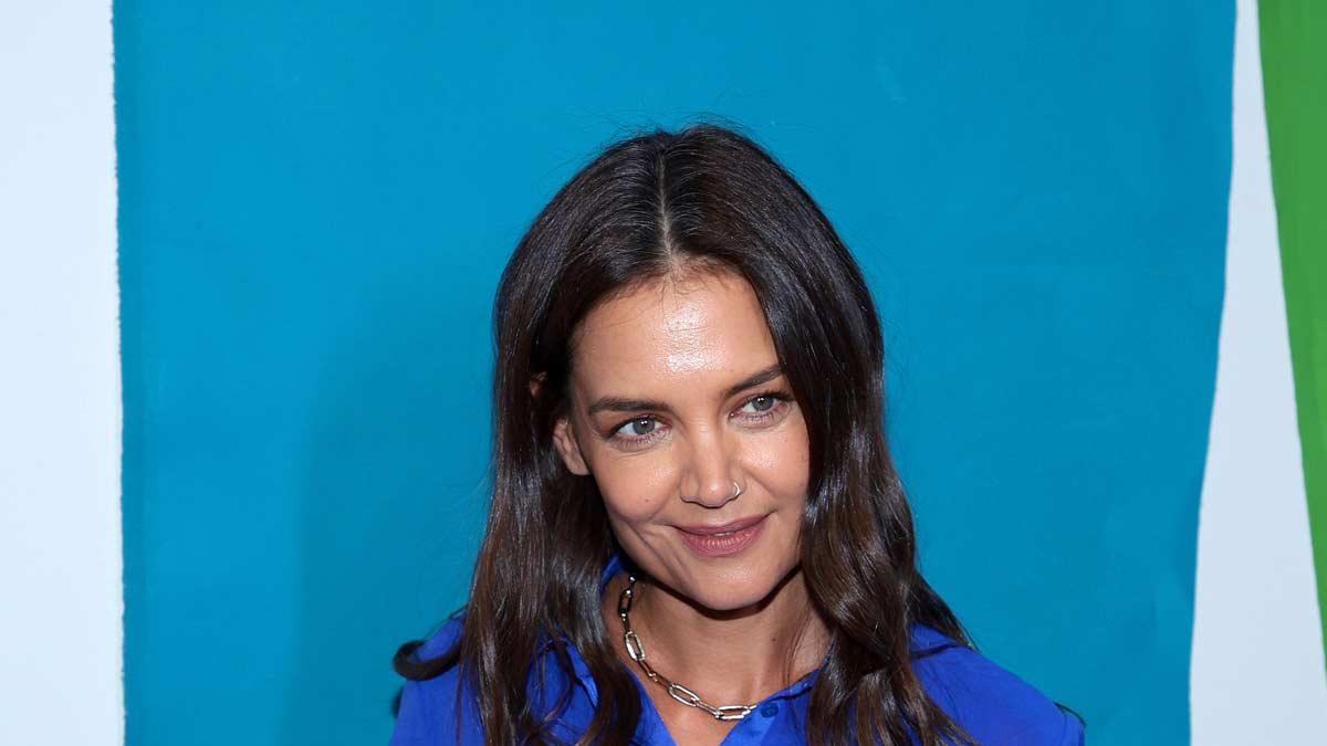 Katie Holmes, con blusa azul y vaqueros