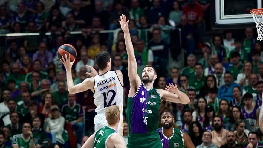 El Unicaja cae de pie y con polémica ante el Real Madrid (81-87)