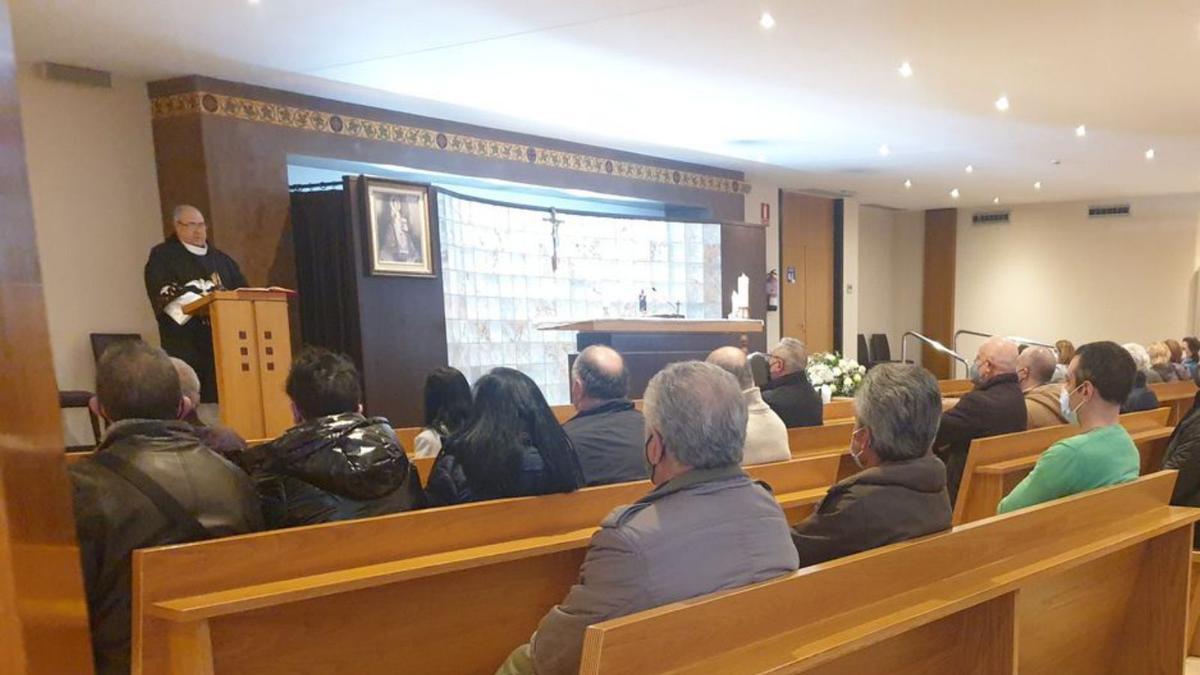 Un instante del funeral celebrado ayer en la capilla del tanatorio del Salvador. 