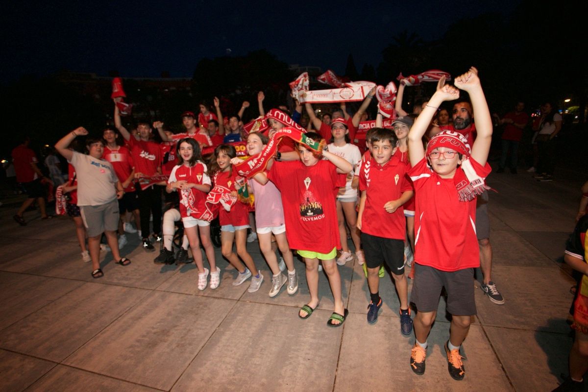 La Circular se llena para celebrar el ascenso del Real Murcia