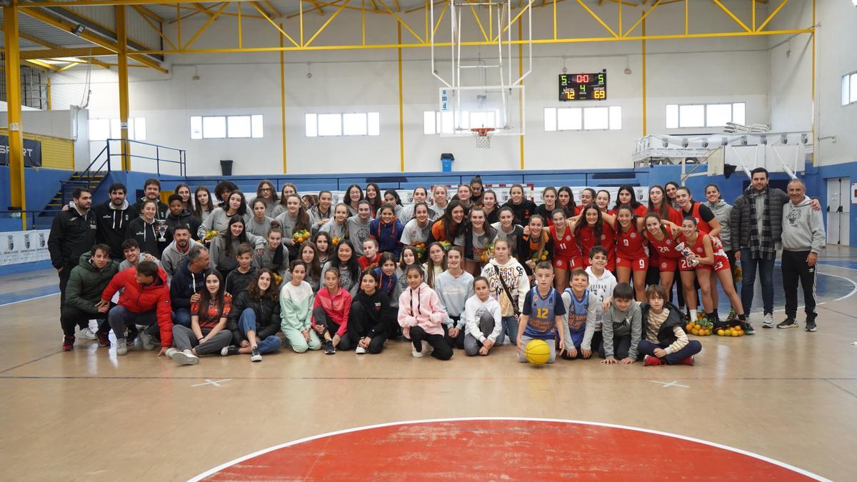 Jugadoras de los cuatro equipos del torneo, con el València al centro, tras ganar la final.