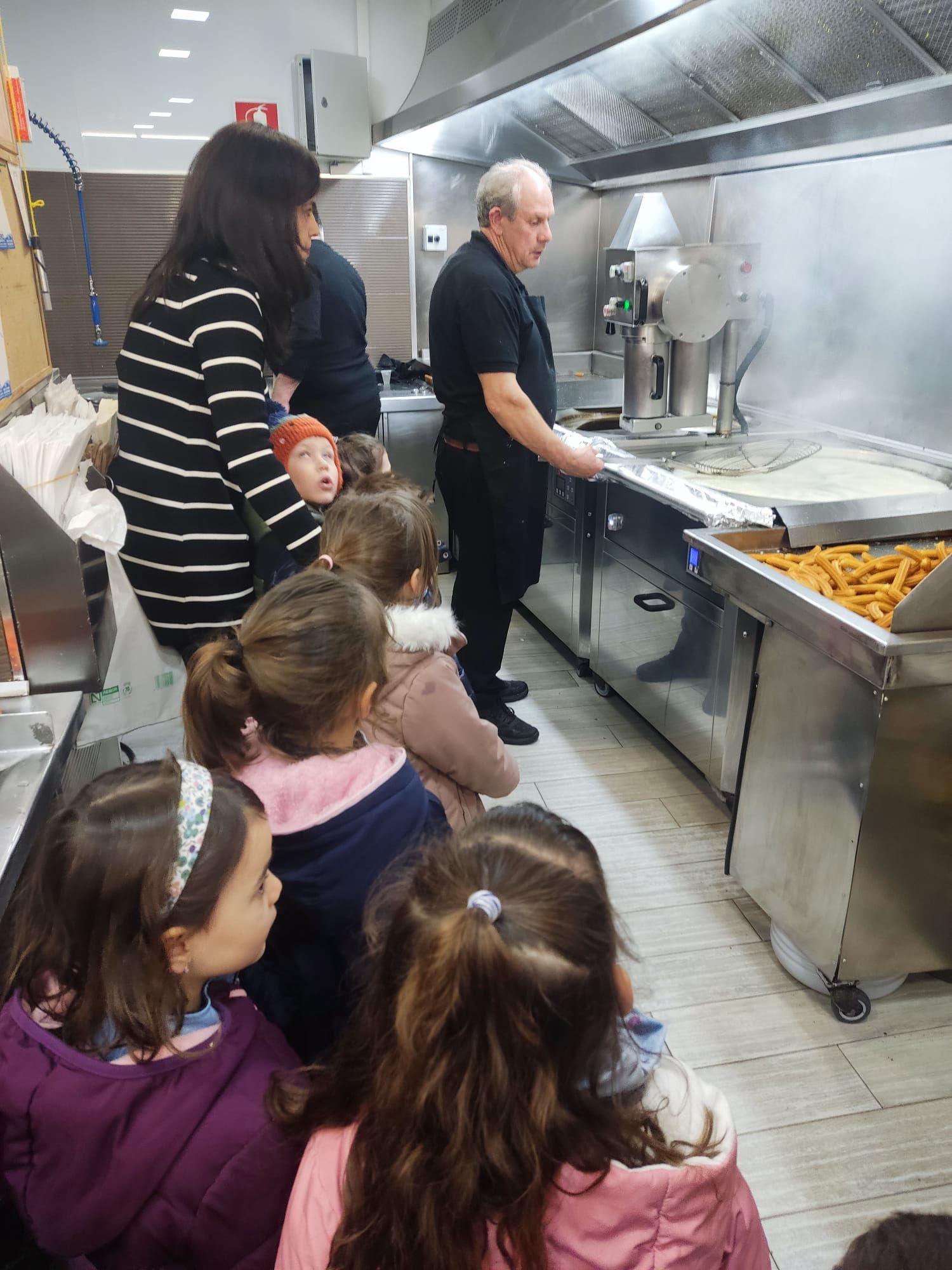 GALERÍA | Visita inesperada en el Mercado de Abastos: los niños de Infantil del Sagrado Corazón de Jesús