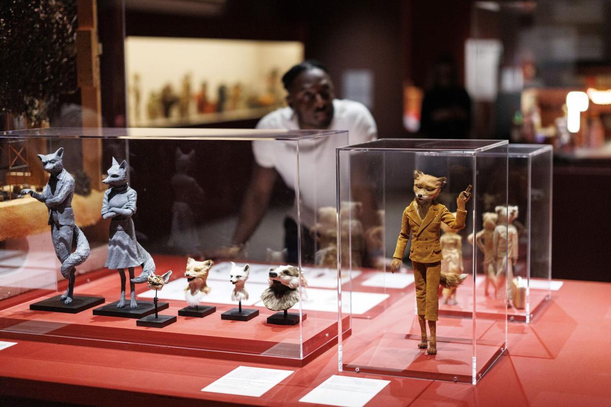 LONDRES (Reino Unido), 17/11/2025.- Un asistente de galería posa con títeres utilizados en la película Isla de los Perros durante un photocall para la próxima exposición Wes Anderson: The Archives en el Design Museum en Londres, Gran Bretaña, 17 de noviembre de 2025. El Design Museum albergará la primera gran exposición británica de la obra del cineasta, que se celebrará del 21 de noviembre de 2025 al 26 de julio de 2026. La exposición otorga un acceso sin precedentes a los archivos personales de Wes Anderson, acumulados durante tres décadas, con más de 700 objetos, muchos de los cuales nunca se han exhibido en Gran Bretaña. 