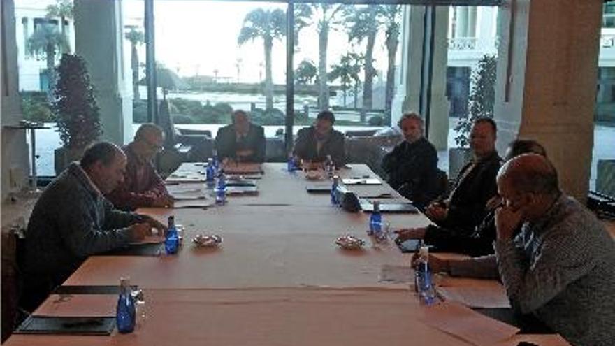 Reunión de la comisión del pacto por el mar celebrada ayer en el Balneario de las Arenas.