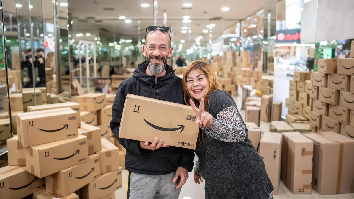 Nicolás, cliente de la tienda efímera de 'cajas sorpresa', con la dependienta, Marilin Edelza