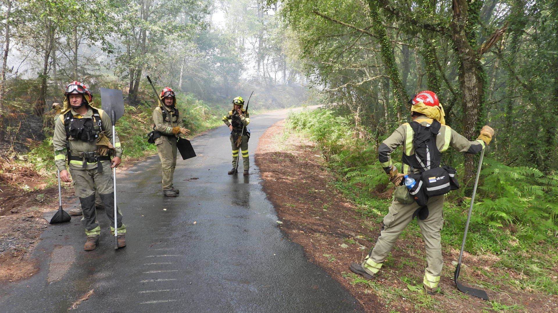 Activos tres incendios en la zona cero de la ola de calor en Galicia