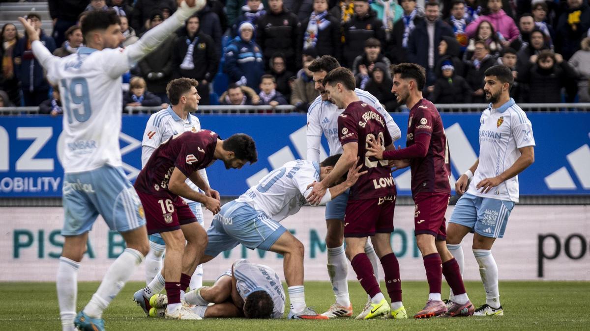 Francho, en el suelo, mientras los jugadores de ambos equipos discuten a su alrededor