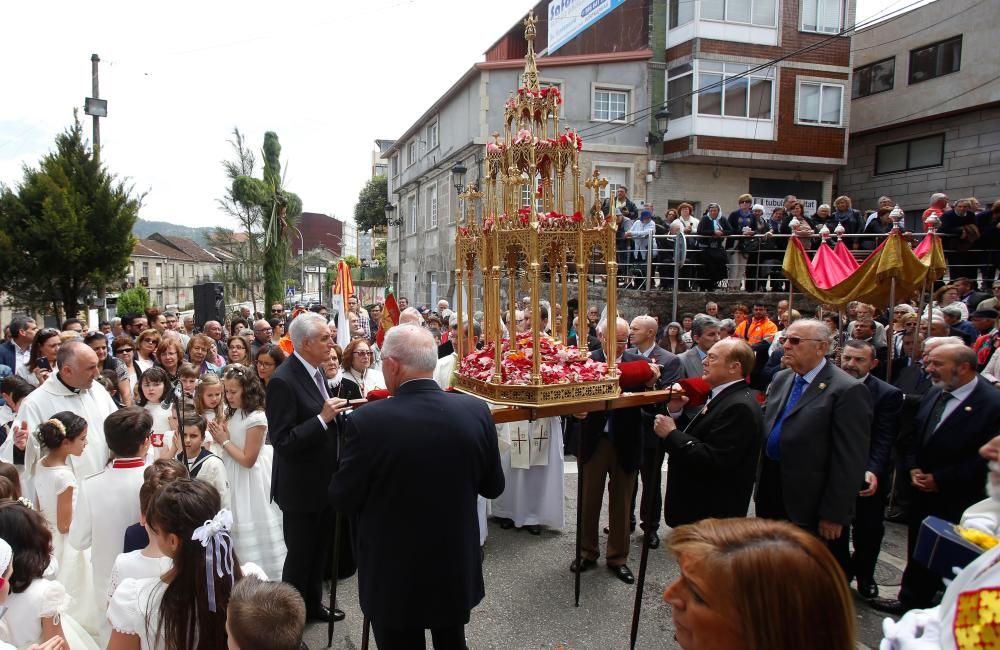 La lluvia ha amenazado la procesión y las alfombras florales, pero finalmente el recorrido se ha realizado con normalidad.