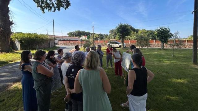 Reunión del gobierno local con la vecindad en Camporrapado. |