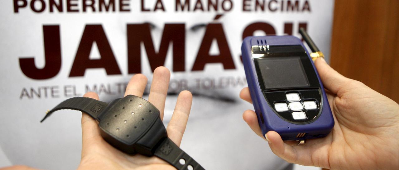 Imagen del dispositivo de seguimiento, que consta de una pulsera para el agresor y una unidad móvil para la posible víctima