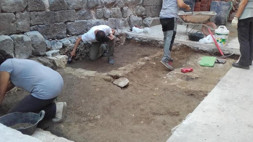 Els arqueòlegs treballant en el nou espai d&#039;excavacions.