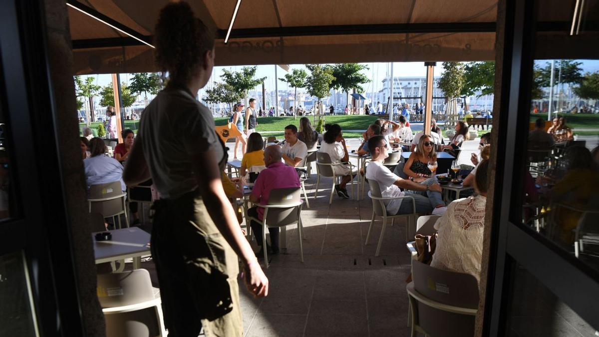 Una empleada de un local de hostelería de la ciudad en la zona de terrazas
