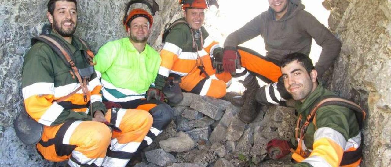 Miembros del equipo de desbroce en uno de los refugios en el frente de Ventana.