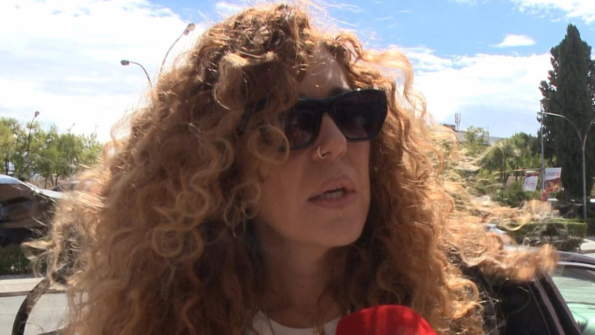 Sofía Cristo, hija de Bárbara Rey, atiende a los reporteros de Europa Press