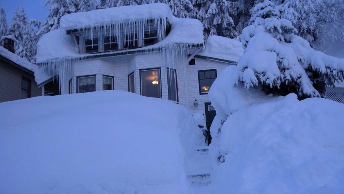 Casa cubierta de hielo y nieve en Cordova, Alaska.