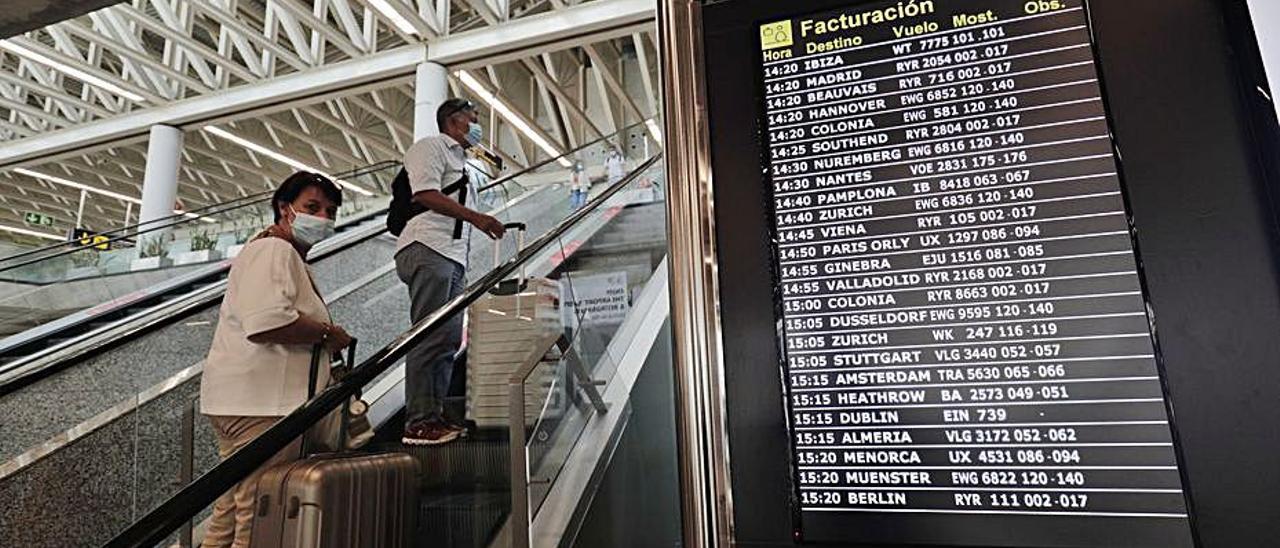 Pasajeros en el aeropuerto de Palma. | MANU MIELNIEZUK