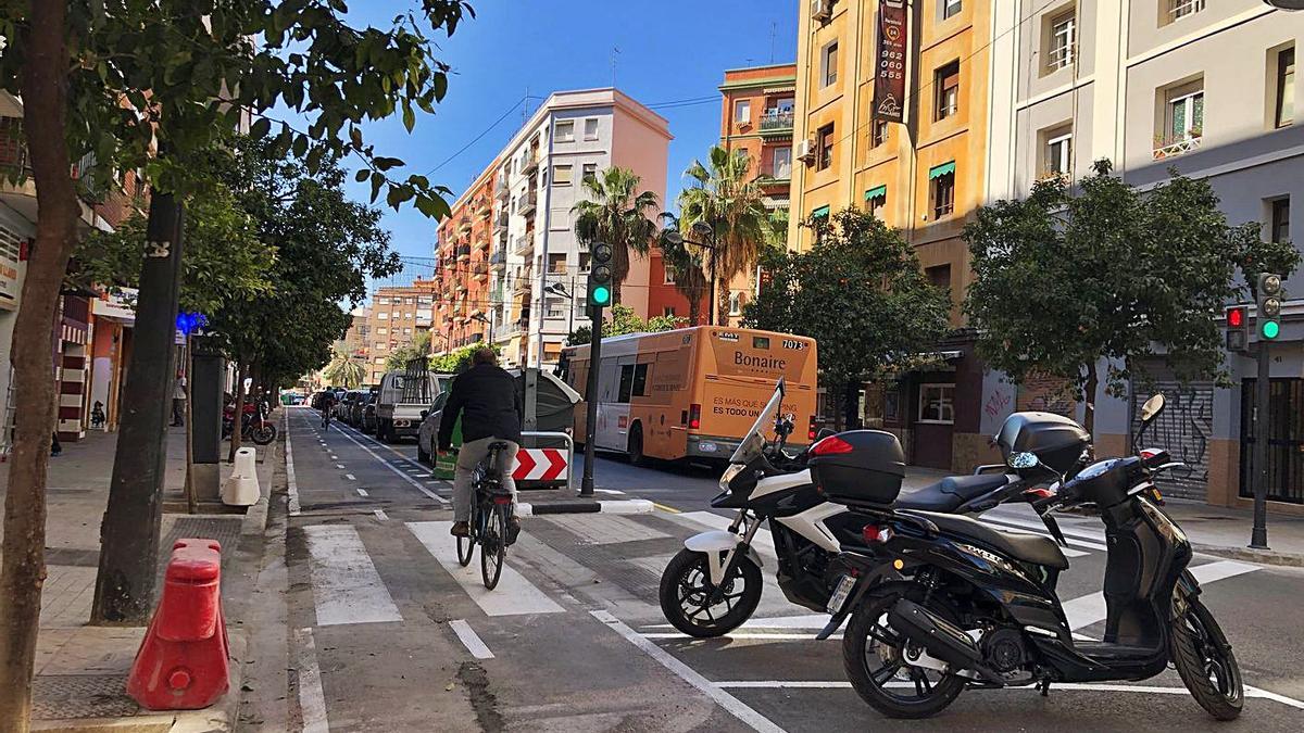 Carril bici de la
Avenida Constitución.  lEVANTE-EMV