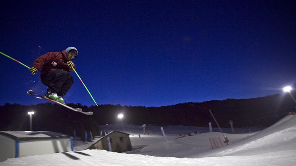 Un practicante de 'freestyle' realiza un salto en el Sunset Park Peretol de Grandvalira, que permanece abierto hasta las 21.00 horas.