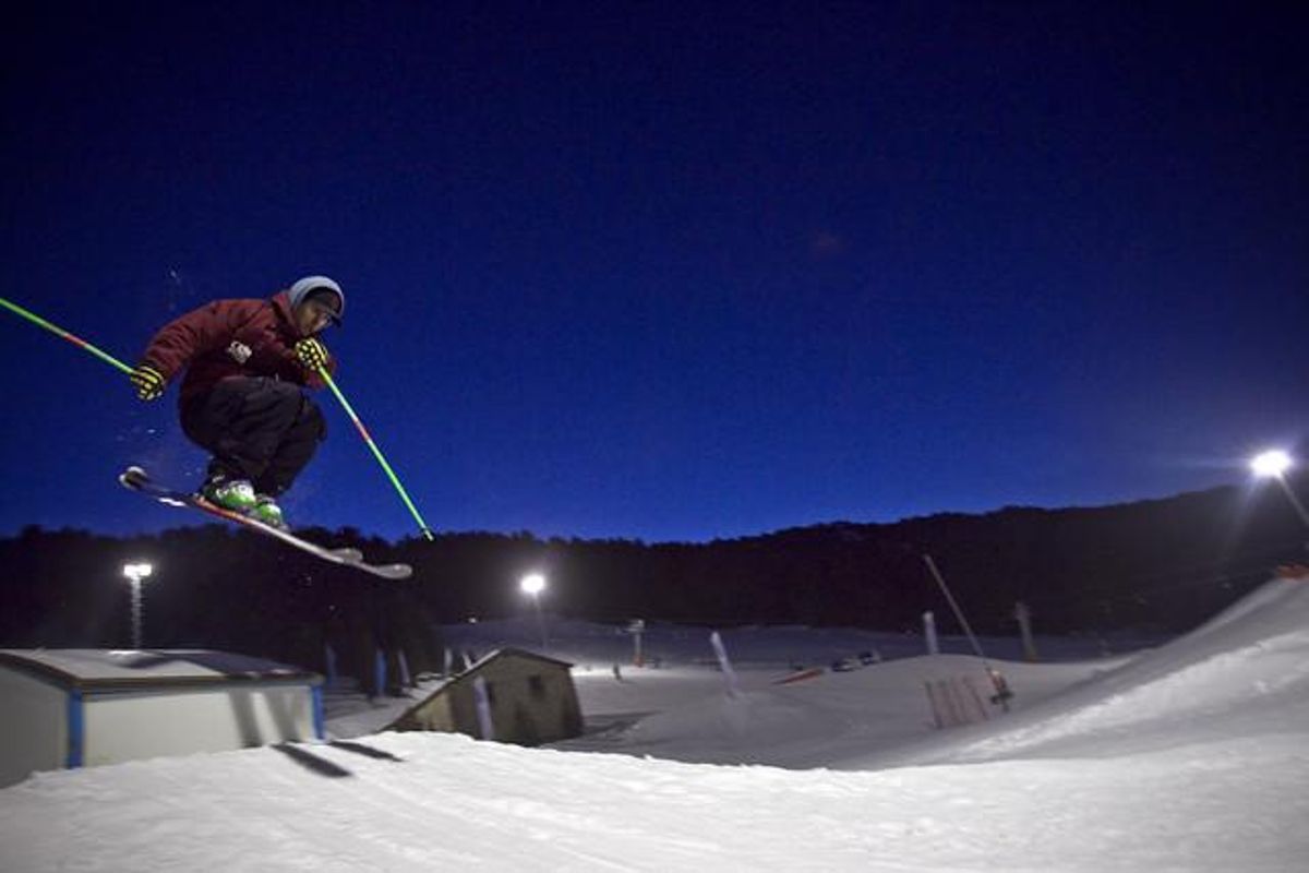 Un practicant de ’freestyle’ fa un salt al Sunset Park Peretol de Grandvalira, que està obert fins a les 21.00 hores. Un practicant de ’freestyle’ fa un salt al Sunset Park Peretol de Grandvalira, que està obert fins a les 21.00 hores.