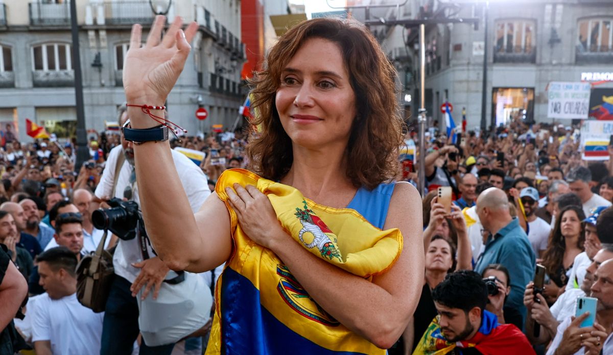 La presidenta de la Comunidad de Madrid Isabel D�az Ayuso interviene en la _Concentraci�n por la Verdad de Venezuela_ convocada a nivel Mundial, este s�bado en la Puerta del Sol, en Madrid. EFE_ Fernando Alva (1).jpg