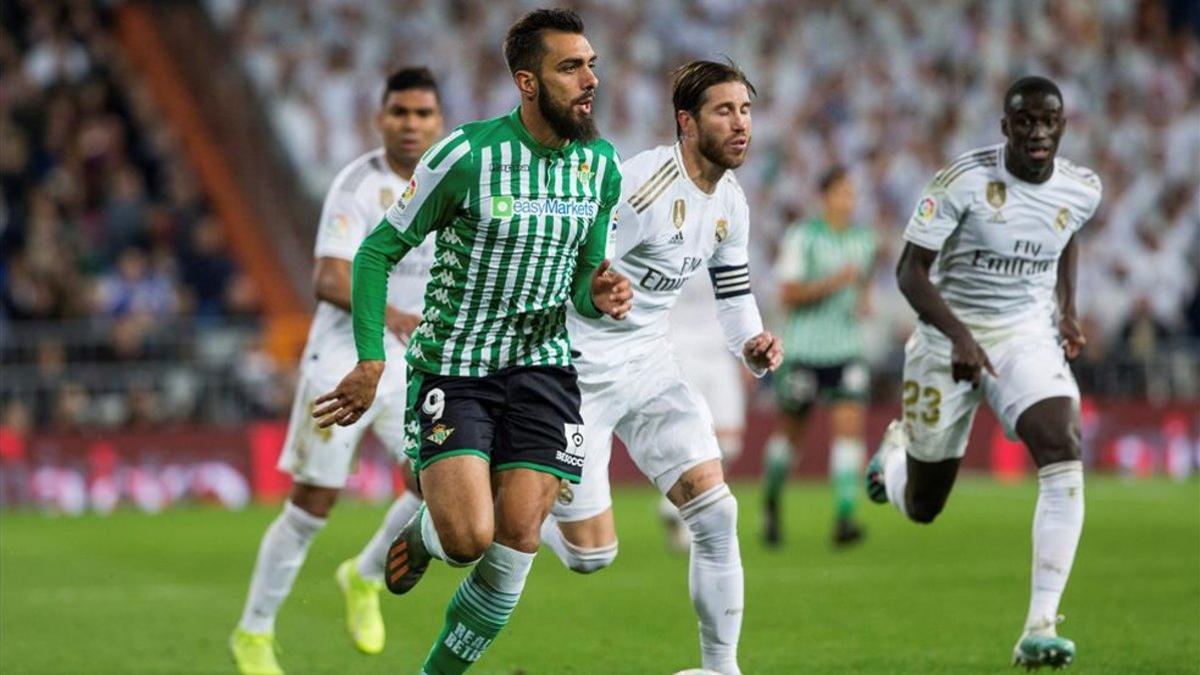 Borja Iglesias jugando contra el Real Madrid