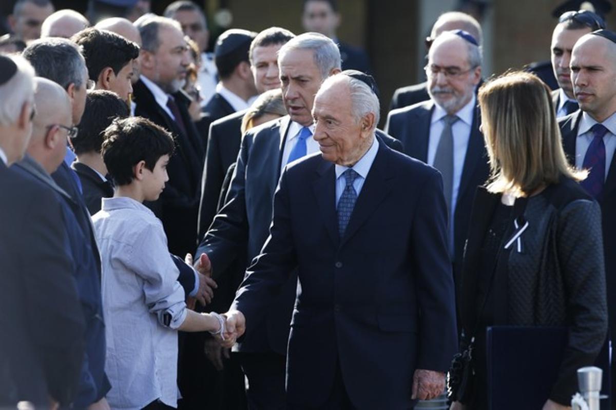 El president d’Israel, Shimon Peres, seguit de Netanyahu, saluda la família d’Ariel Sharon.
