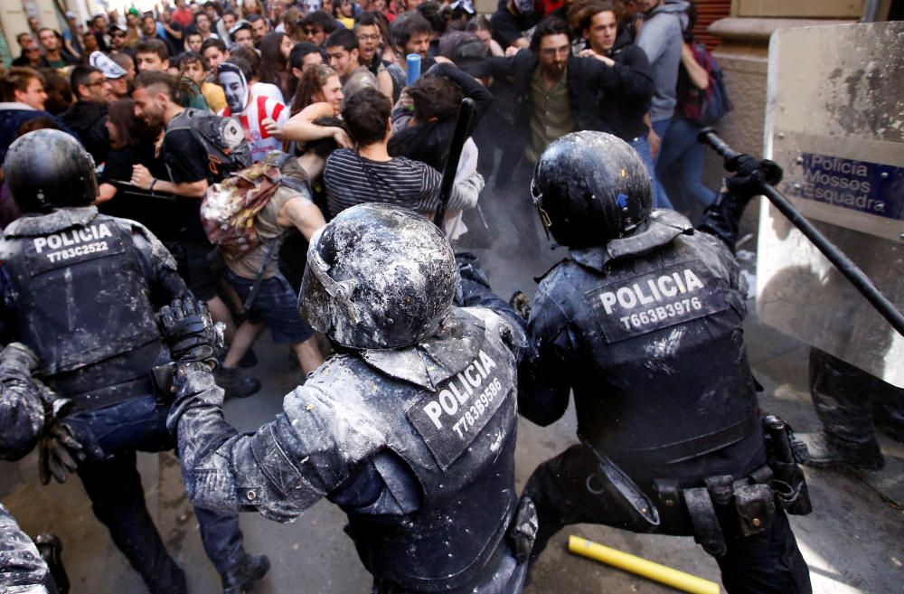 Nous aldarulls entre manifestants i policies a Gràcia