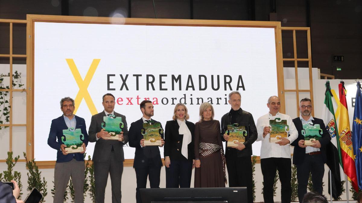 María Guardiola junto a Victoria Bazaga y los galardonados con los premios Extremadura Extraordinaria.