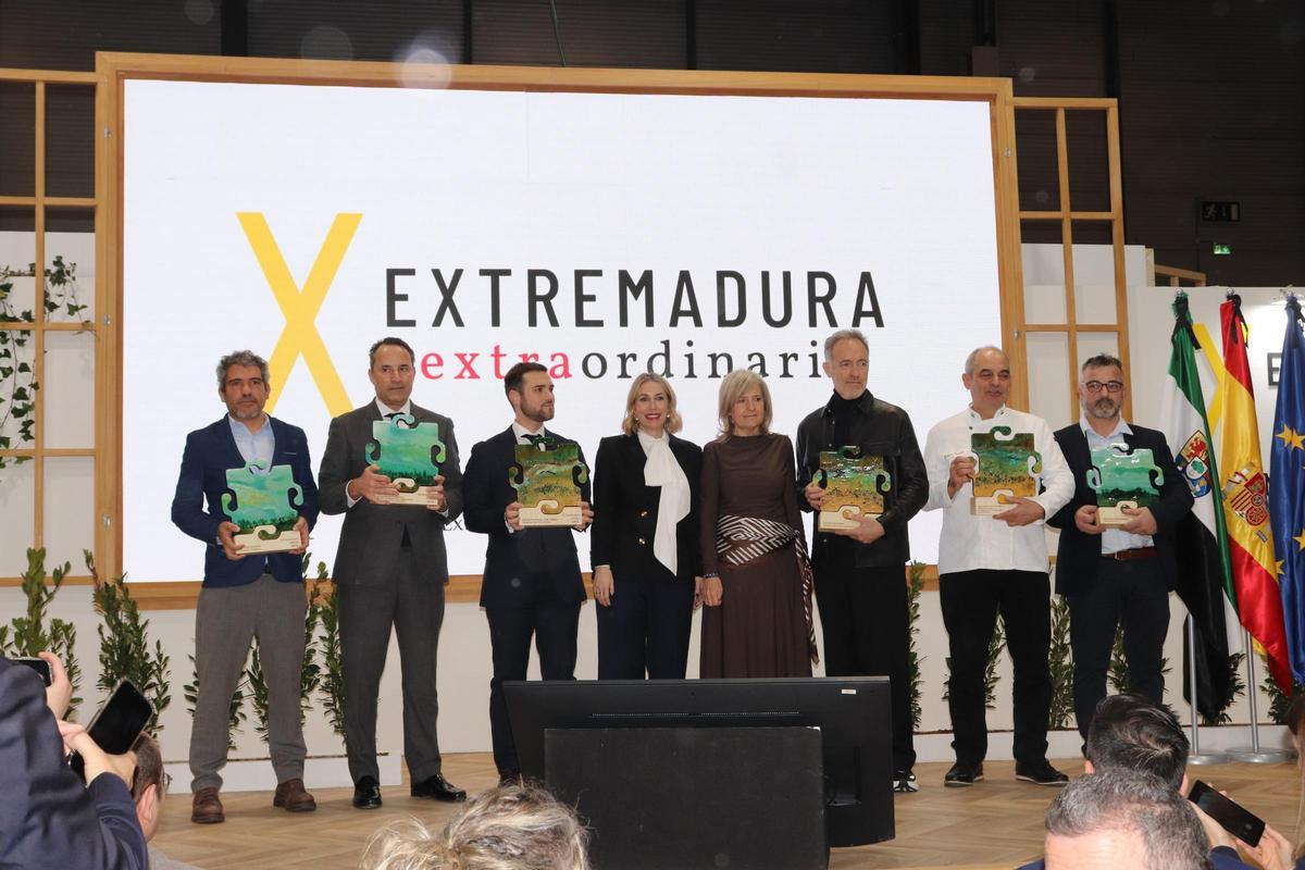 María Guardiola junto a Victoria Bazaga y los galardonados con los premios Extremadura Extraordinaria.