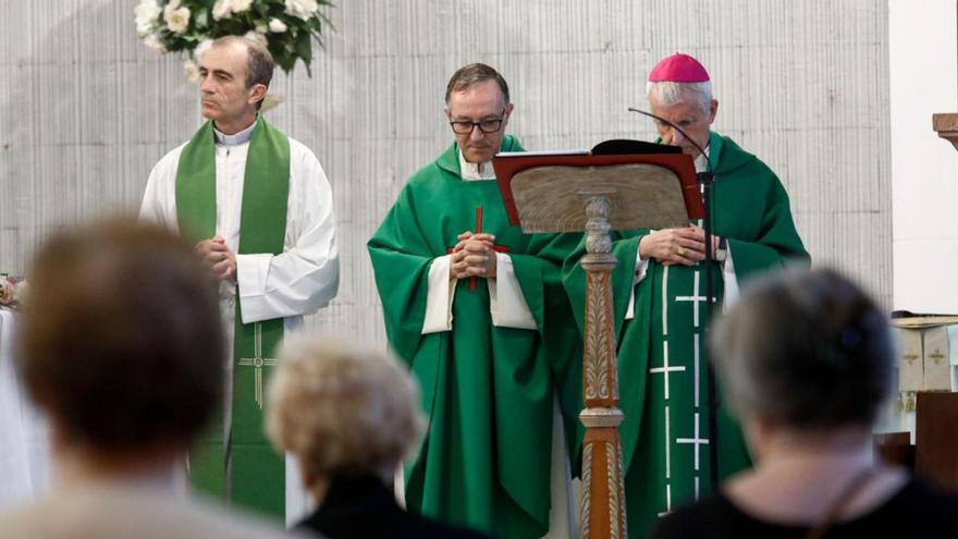 El obispo Quinteiro y el padre Carracedo (c.), en la primera misa de éste en la iglesia de San Francisco Javier de Teis.